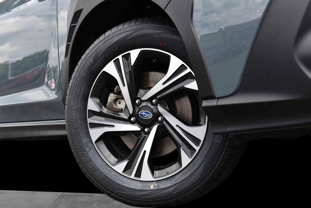 Subaru Crosstrek Vehicle Full-screen Gallery Image 3