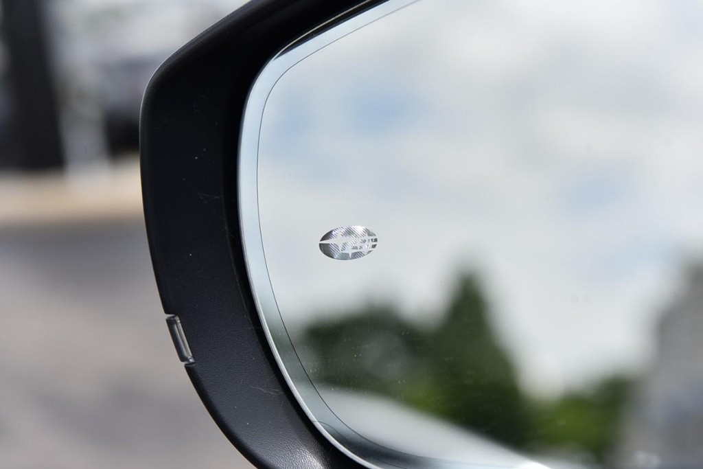 Subaru Crosstrek Vehicle Full-screen Gallery Image 10