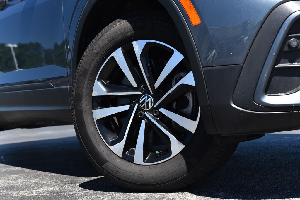 Volkswagen Tiguan Vehicle Full-screen Gallery Image 3
