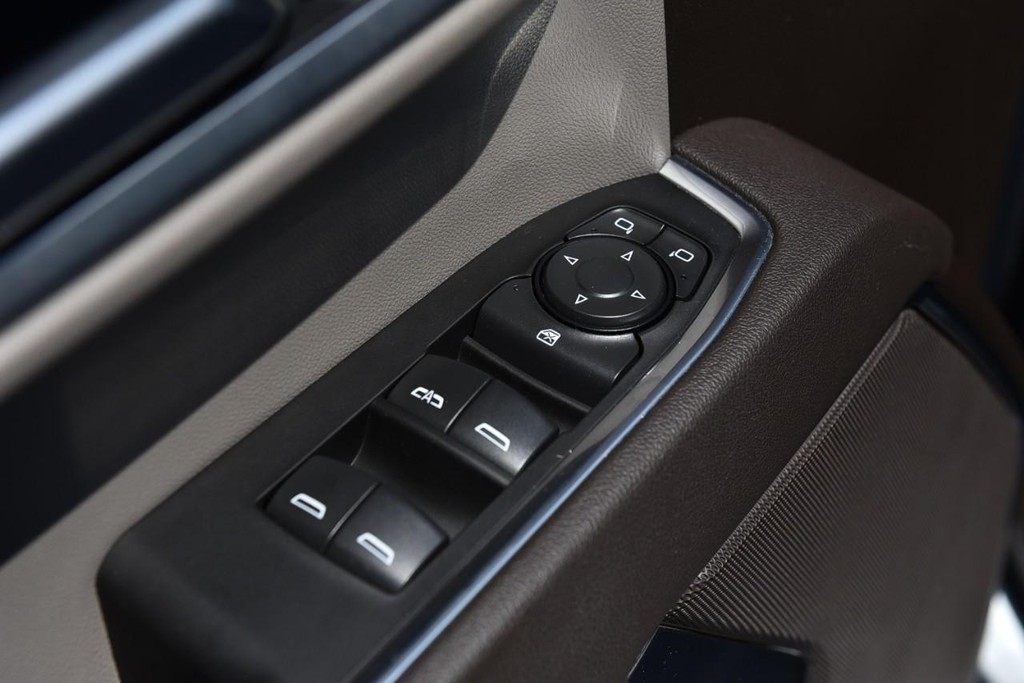 Chevrolet Silverado 1500 Vehicle Full-screen Gallery Image 09