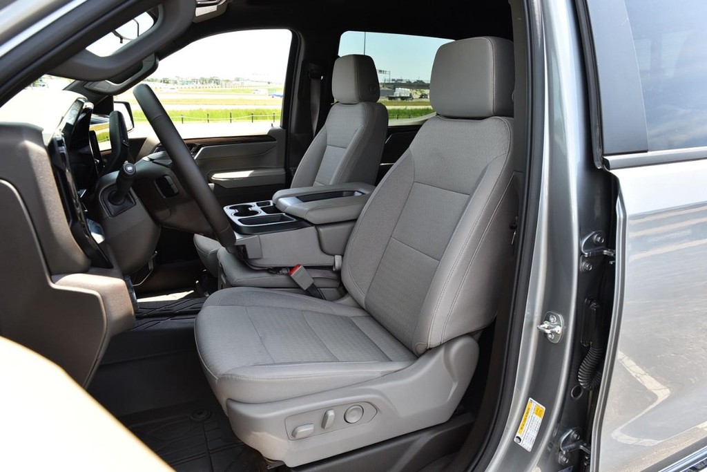 Chevrolet Silverado 1500 Vehicle Full-screen Gallery Image 18