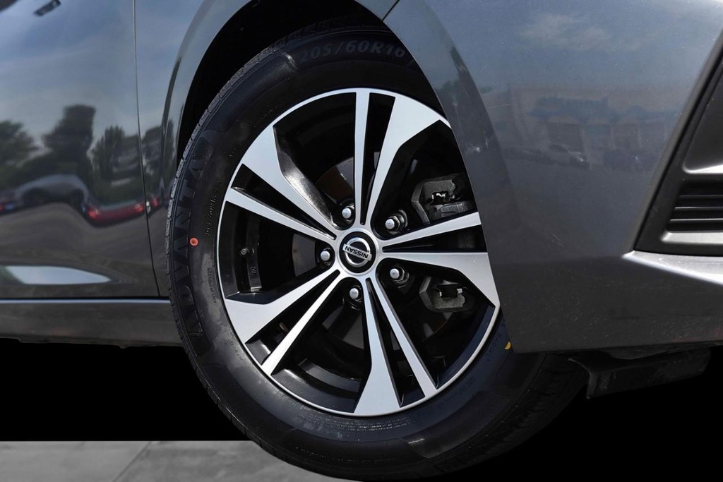 Nissan Sentra Vehicle Full-screen Gallery Image 3