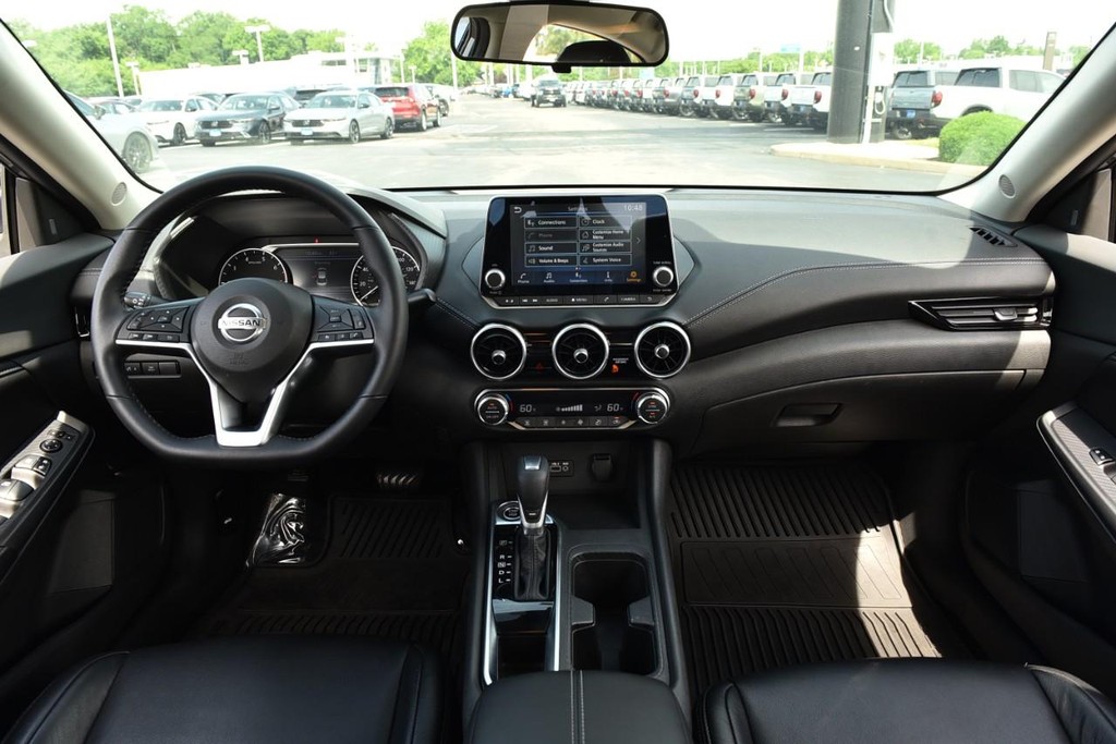 Nissan Sentra Vehicle Full-screen Gallery Image 7