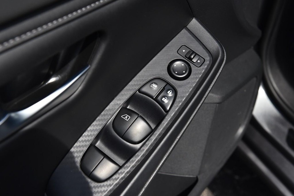 Nissan Sentra Vehicle Full-screen Gallery Image 8