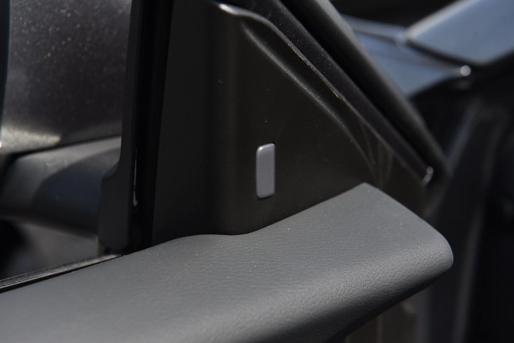 Nissan Sentra Vehicle Full-screen Gallery Image 9