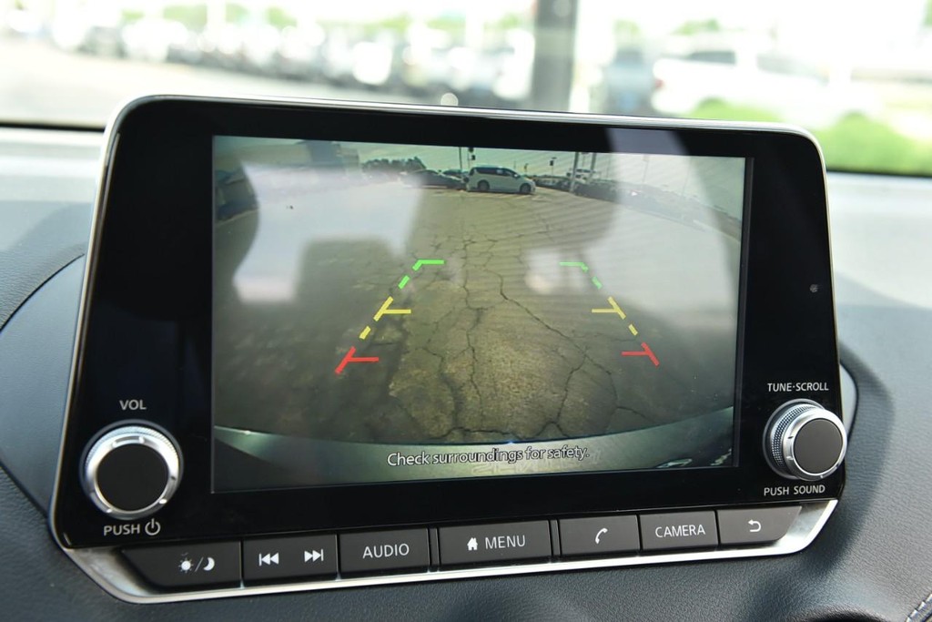 Nissan Sentra Vehicle Full-screen Gallery Image 12