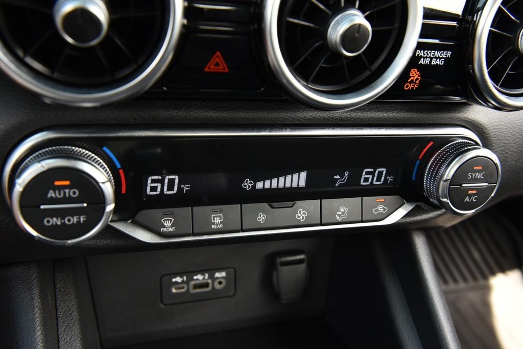 Nissan Sentra Vehicle Full-screen Gallery Image 14