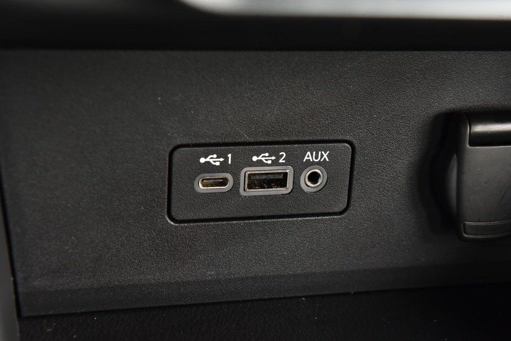 Nissan Sentra Vehicle Full-screen Gallery Image 15