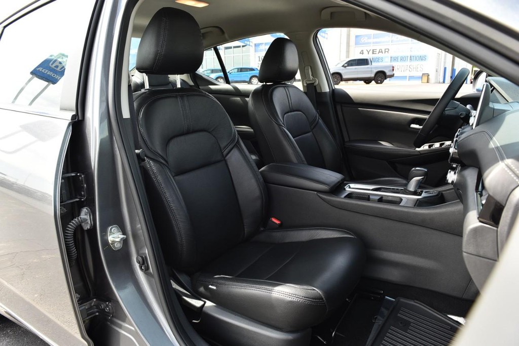 Nissan Sentra Vehicle Full-screen Gallery Image 19