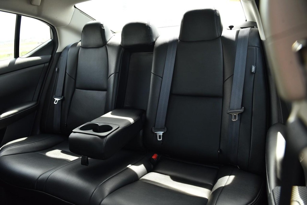 Nissan Sentra Vehicle Full-screen Gallery Image 20