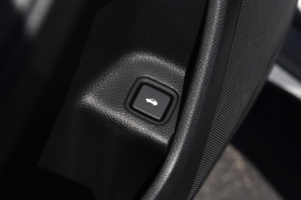 Honda Accord Hybrid Vehicle Full-screen Gallery Image 9