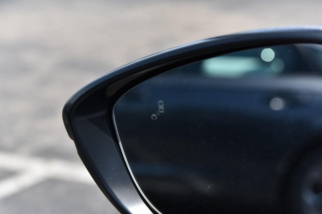 Honda Accord Hybrid Vehicle Full-screen Gallery Image 11