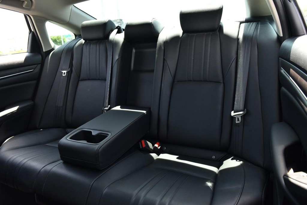 Honda Accord Hybrid Vehicle Full-screen Gallery Image 26