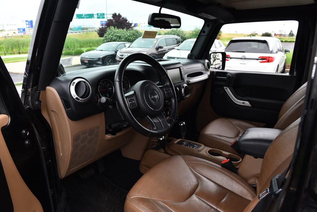 Jeep Wrangler Vehicle Full-screen Gallery Image 7