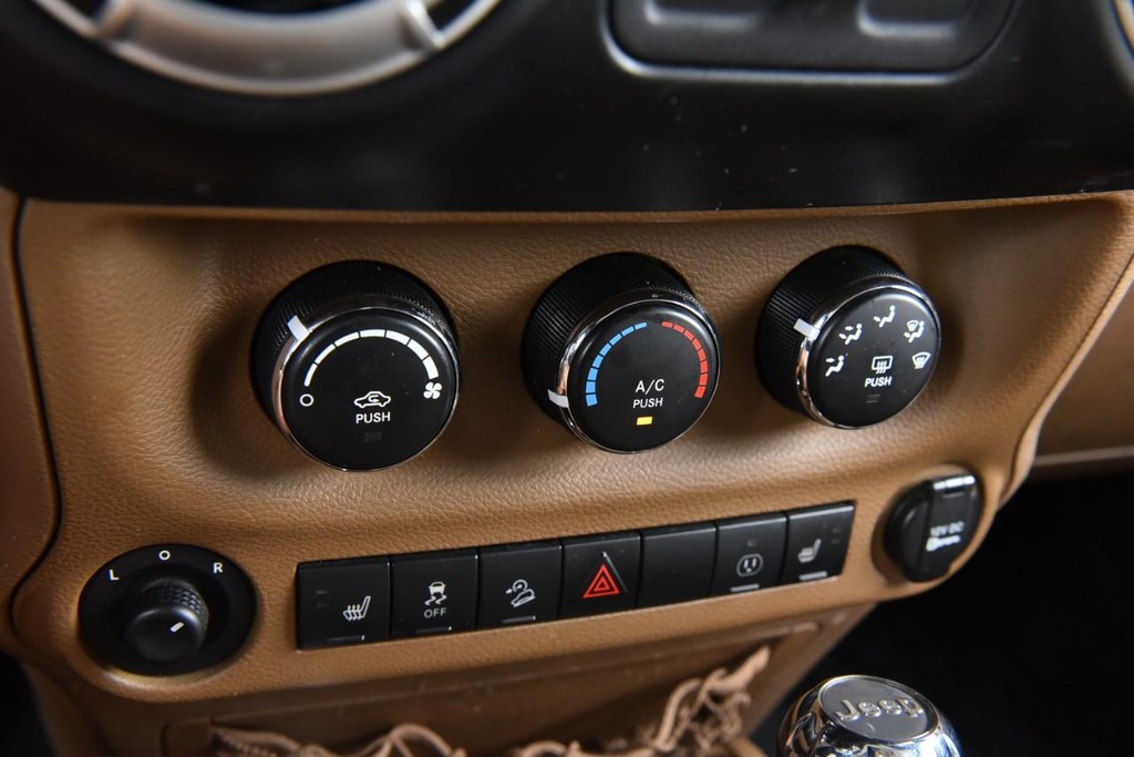 Jeep Wrangler Vehicle Full-screen Gallery Image 12