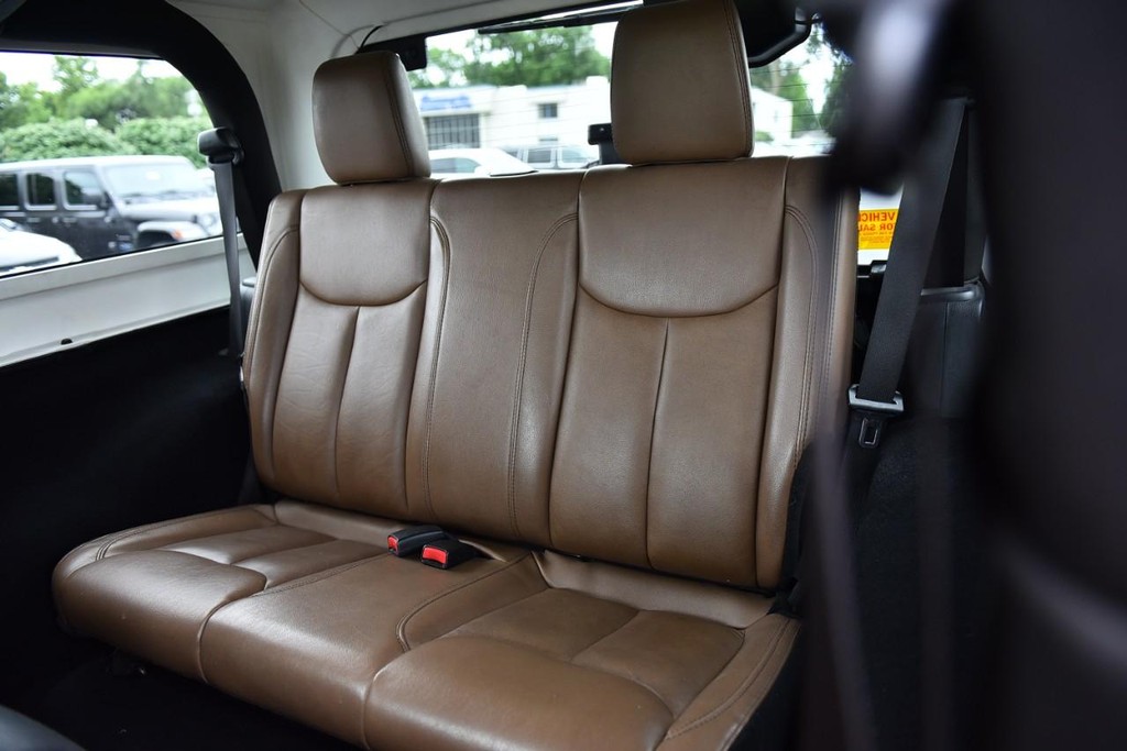 Jeep Wrangler Vehicle Full-screen Gallery Image 19