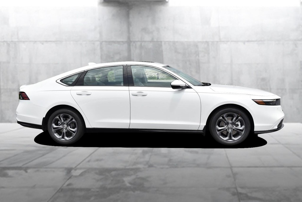 Honda Accord Hybrid Vehicle Full-screen Gallery Image 5