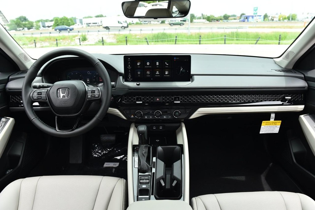 Honda Accord Hybrid Vehicle Full-screen Gallery Image 7