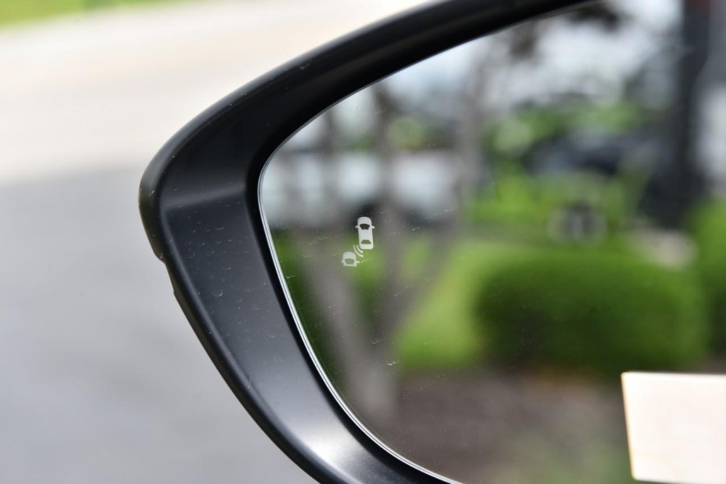 Honda Accord Hybrid Vehicle Full-screen Gallery Image 10
