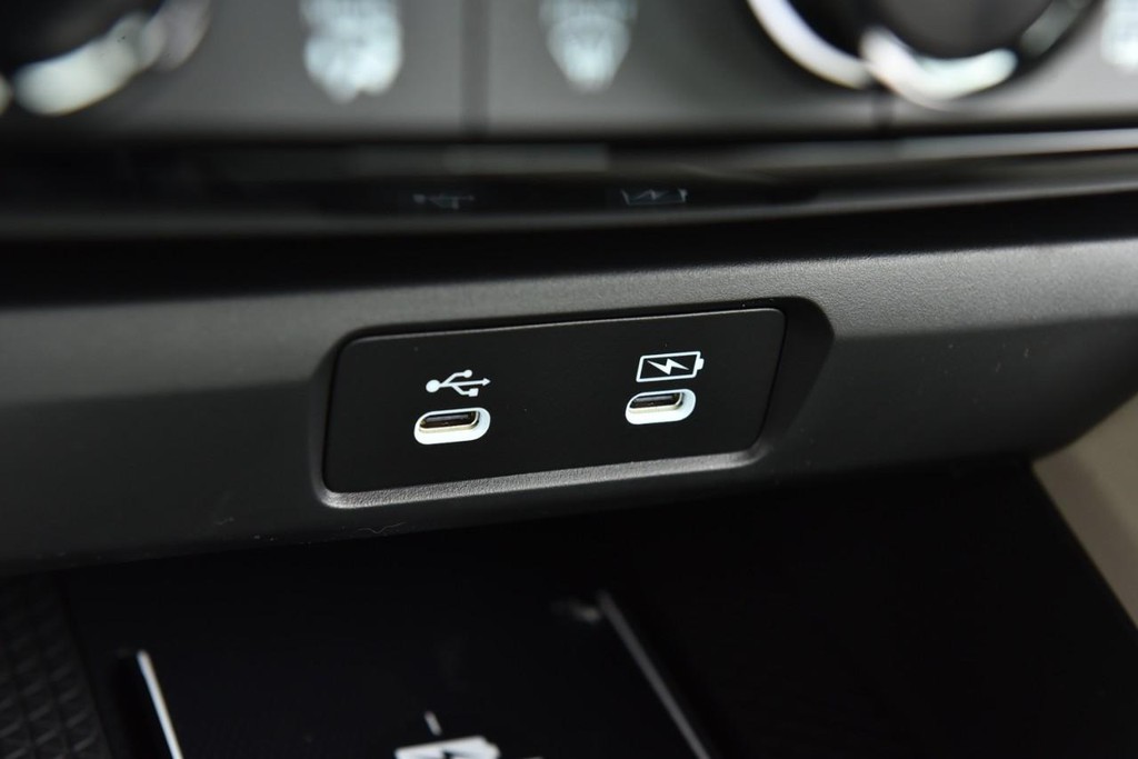 Honda Accord Hybrid Vehicle Full-screen Gallery Image 16