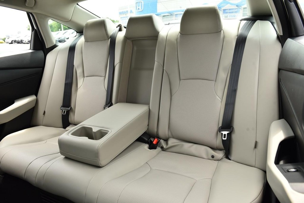Honda Accord Hybrid Vehicle Full-screen Gallery Image 24