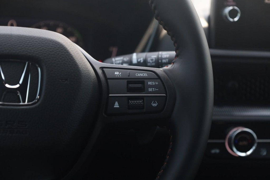 Honda CR-V Hybrid Vehicle Full-screen Gallery Image 9