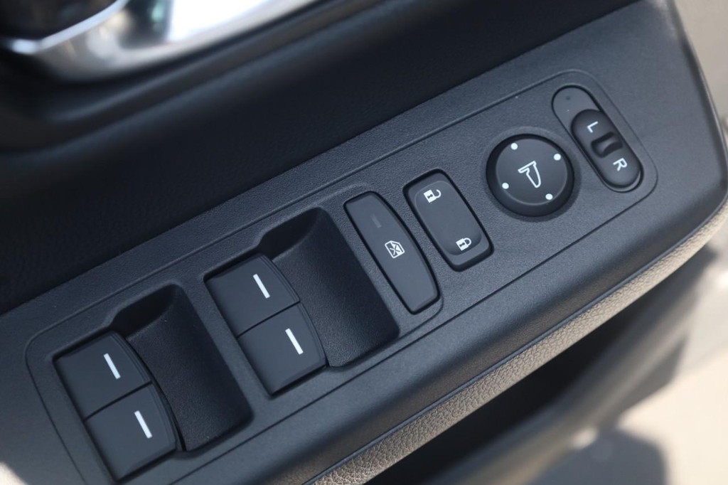 Honda CR-V Hybrid Vehicle Full-screen Gallery Image 11