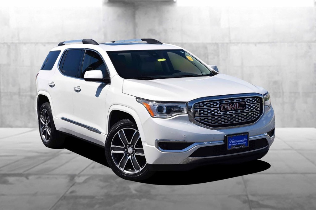 GMC Acadia Vehicle Full-screen Gallery Image 2