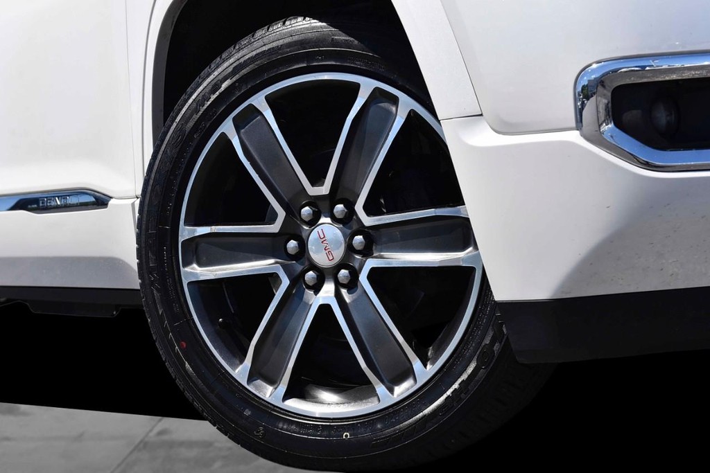 GMC Acadia Vehicle Full-screen Gallery Image 3