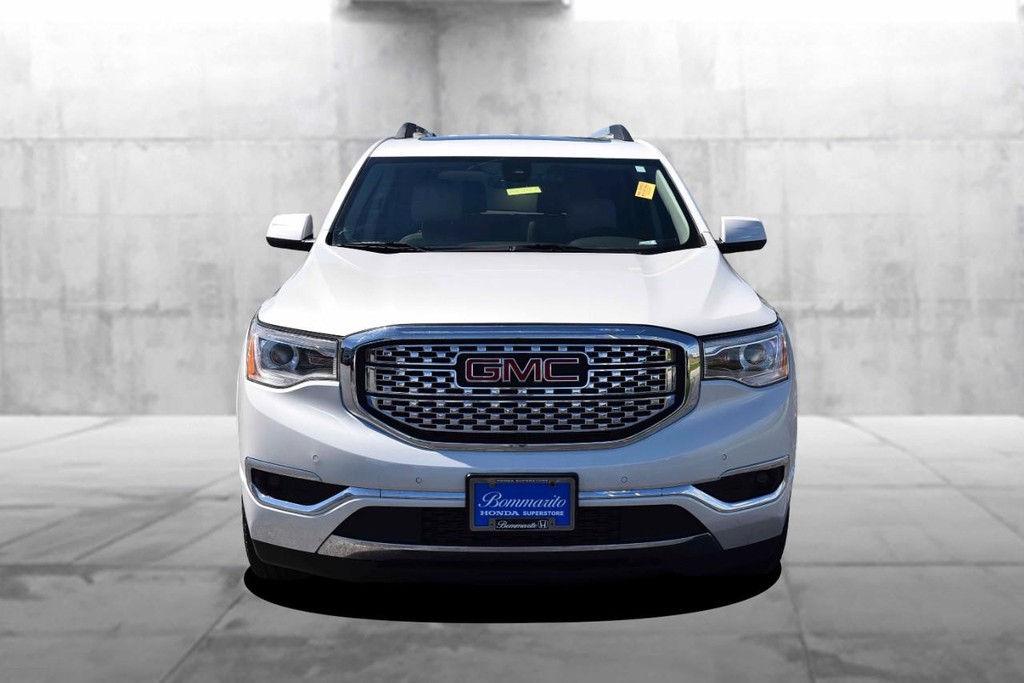 GMC Acadia Vehicle Full-screen Gallery Image 4