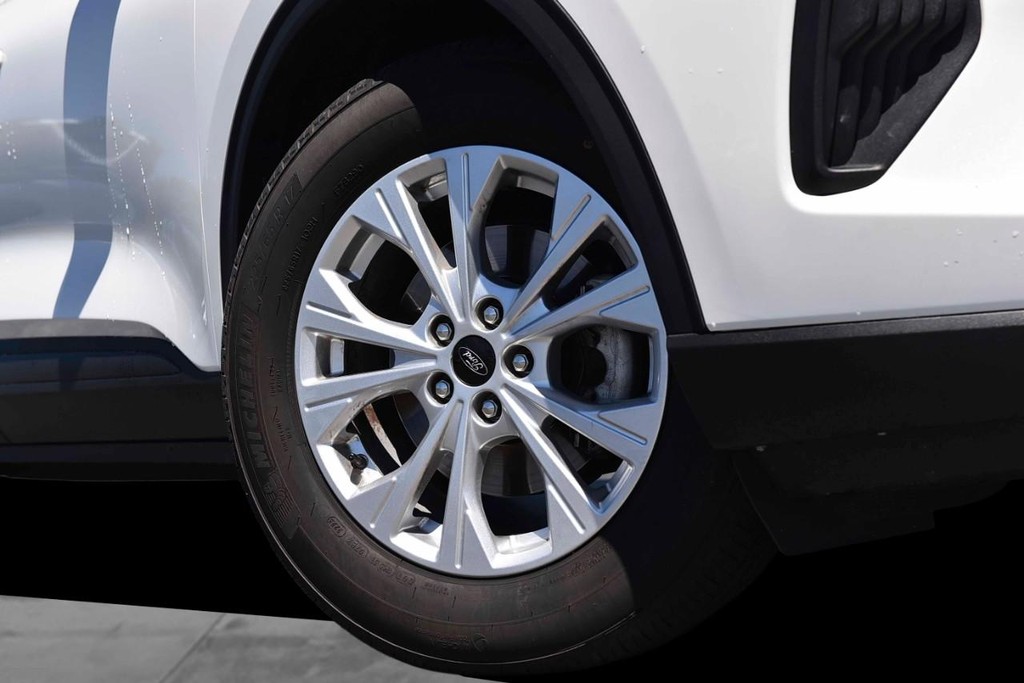 Ford Escape Vehicle Full-screen Gallery Image 3