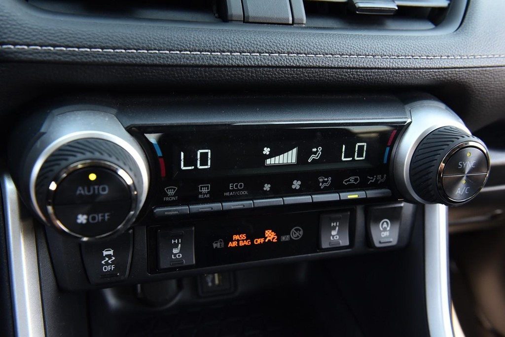 Toyota RAV4 Vehicle Image 14
