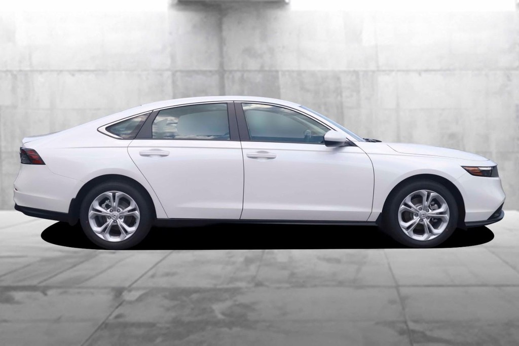Honda Accord Sedan Vehicle Full-screen Gallery Image 5