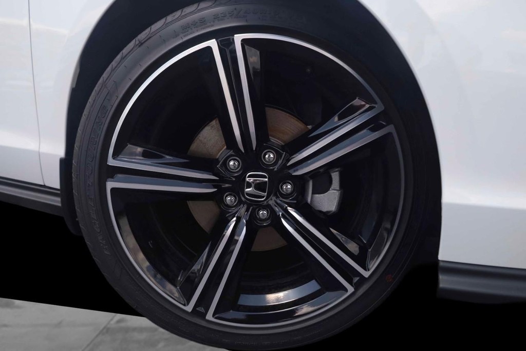 Honda Accord Sedan Vehicle Full-screen Gallery Image 3