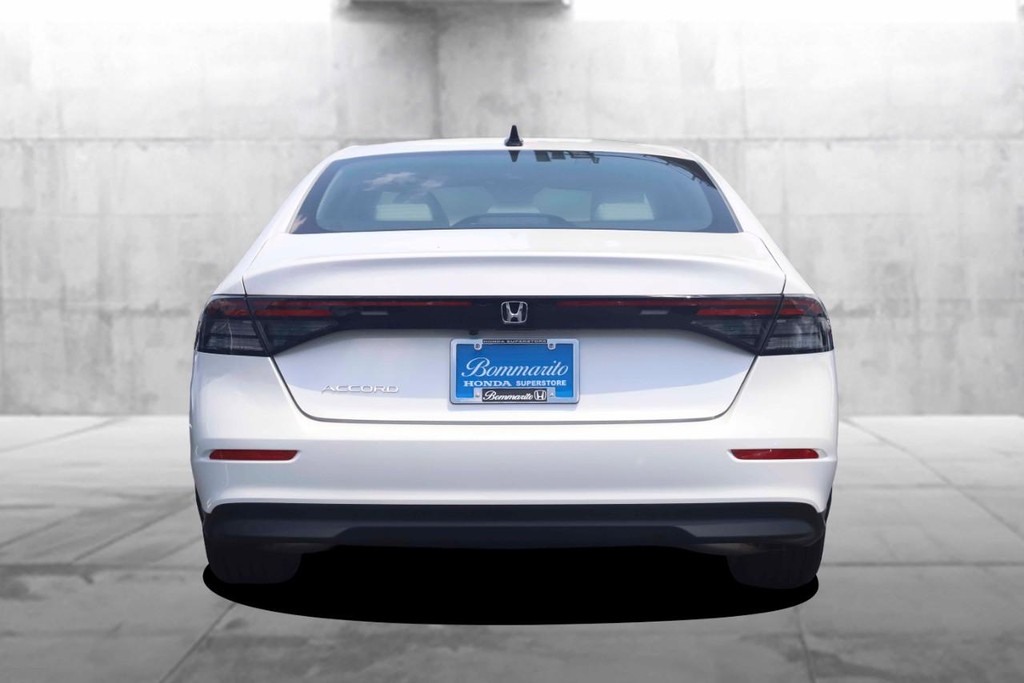 Honda Accord Sedan Vehicle Full-screen Gallery Image 6
