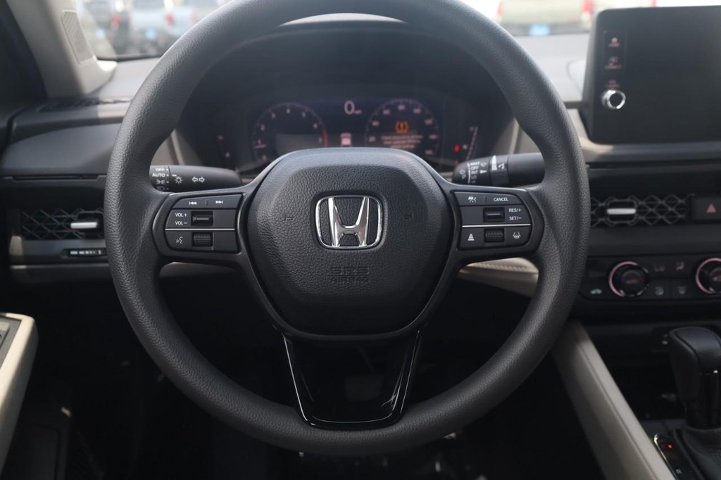 Honda Accord Sedan Vehicle Full-screen Gallery Image 8
