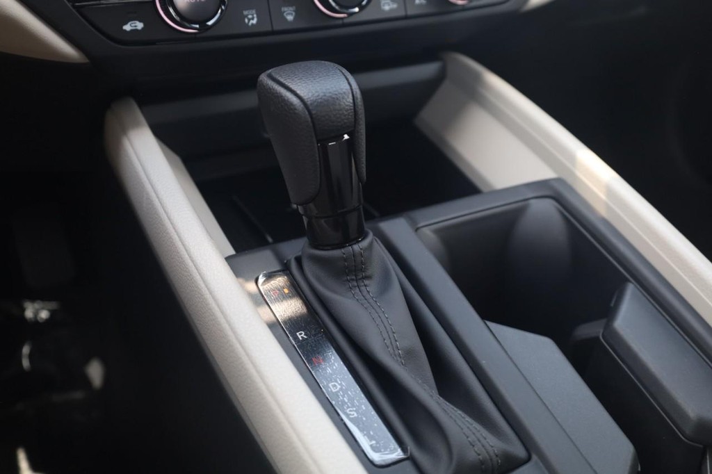 Honda Accord Sedan Vehicle Full-screen Gallery Image 18