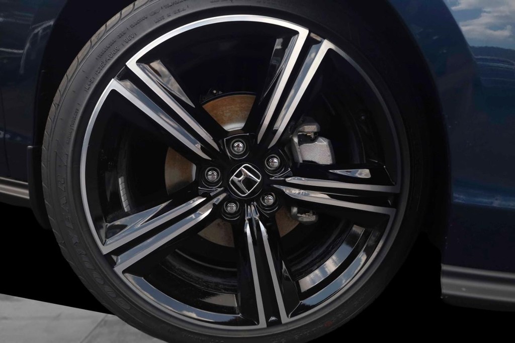 Honda Accord Sedan Vehicle Full-screen Gallery Image 3