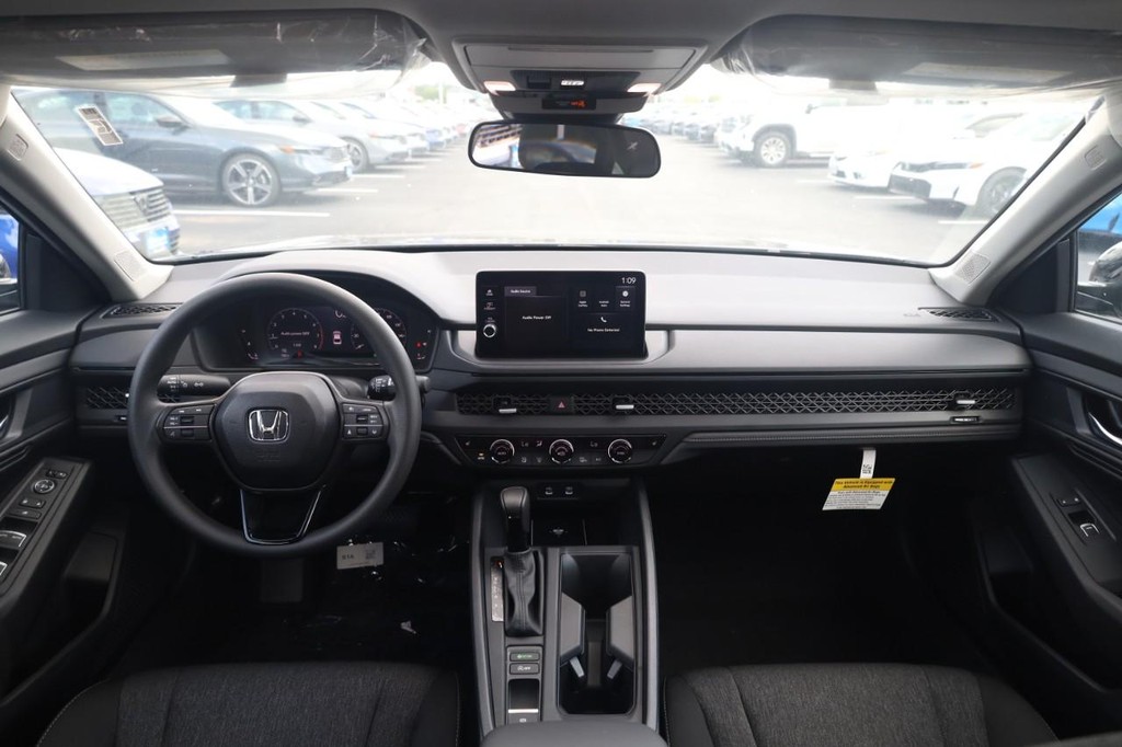 Honda Accord Sedan Vehicle Full-screen Gallery Image 7