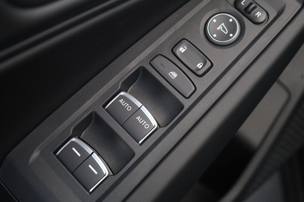 Honda Accord Sedan Vehicle Full-screen Gallery Image 11