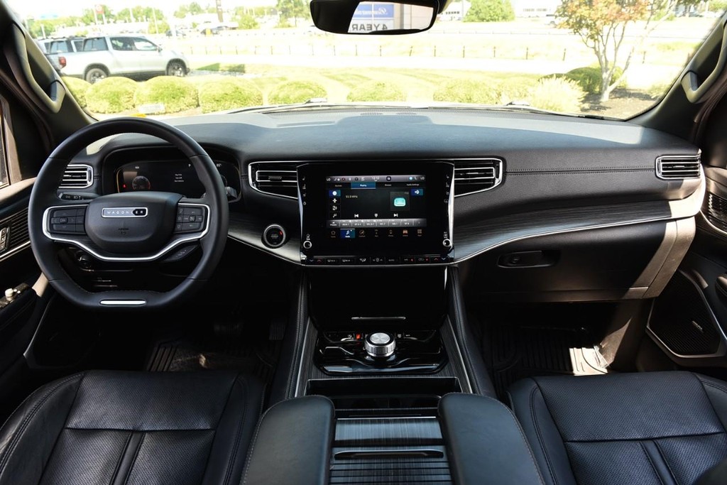 Jeep Wagoneer L Vehicle Image 07