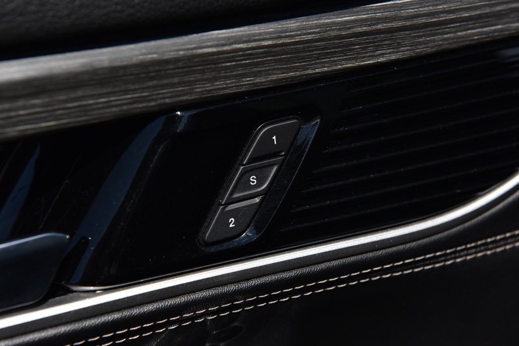 Jeep Wagoneer L Vehicle Image 10