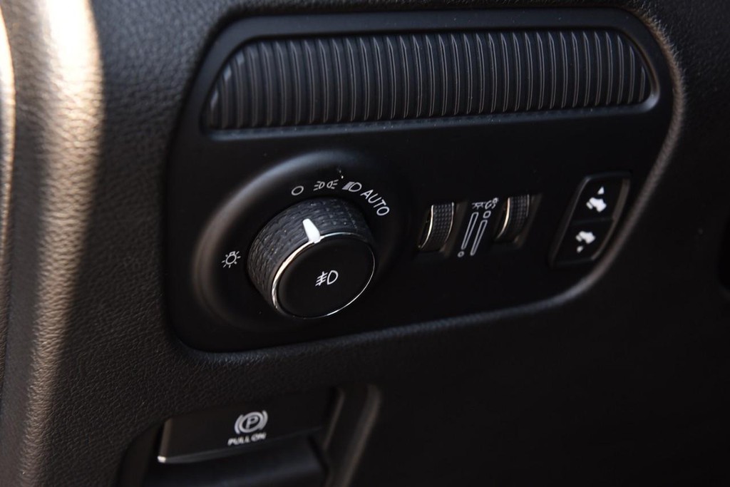 Jeep Wagoneer L Vehicle Image 13