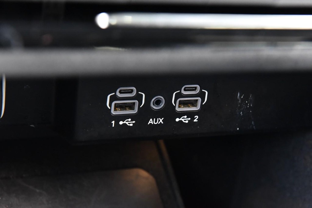 Jeep Wagoneer L Vehicle Image 18