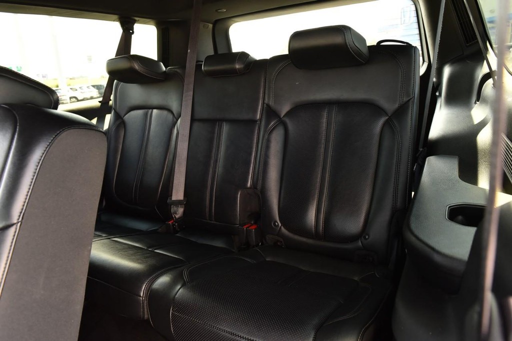 Jeep Wagoneer L Vehicle Image 26