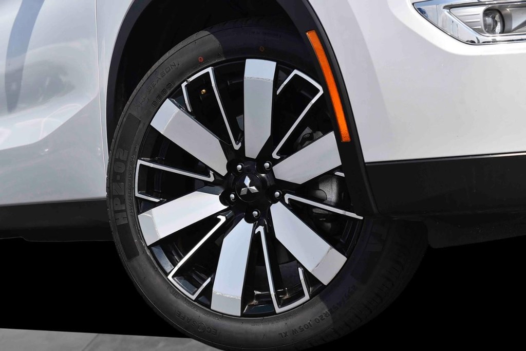Mitsubishi Outlander Vehicle Image 03