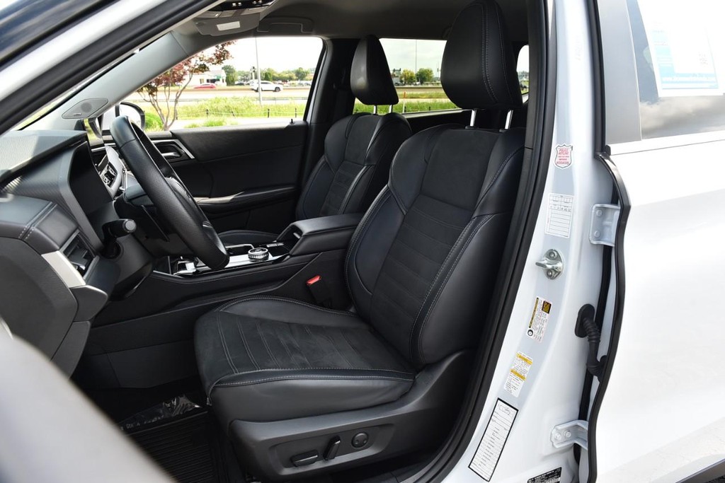 Mitsubishi Outlander Vehicle Image 23