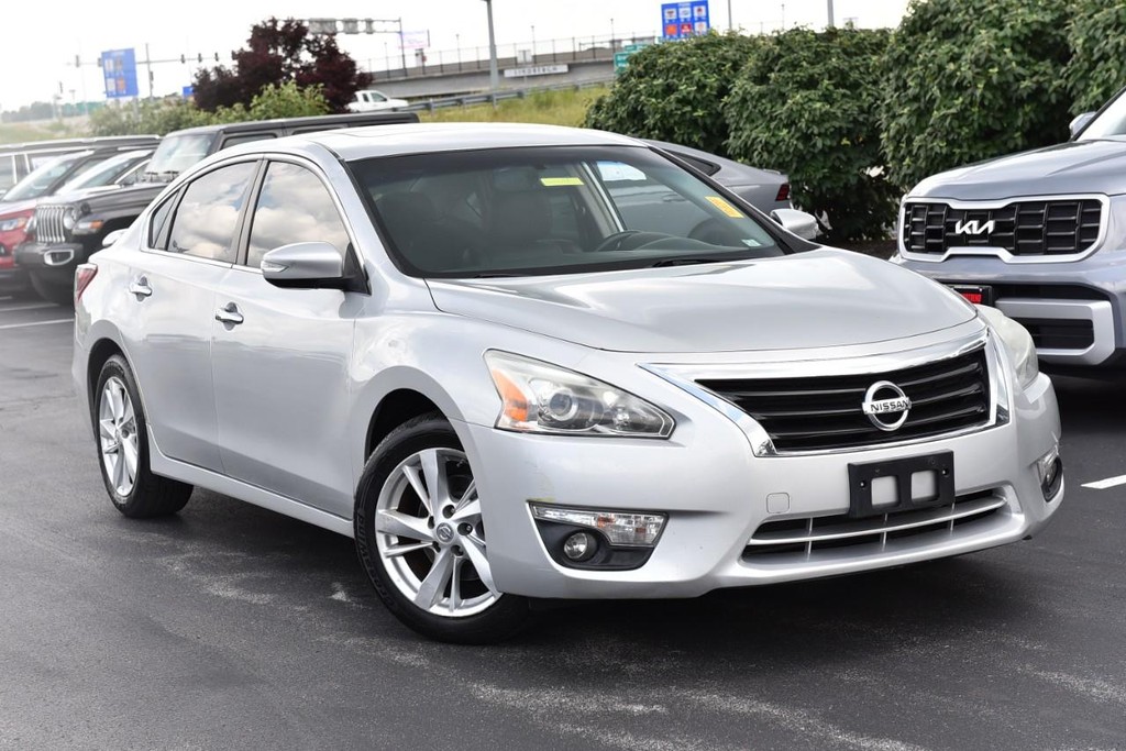 Nissan Altima Vehicle Full-screen Gallery Image 2