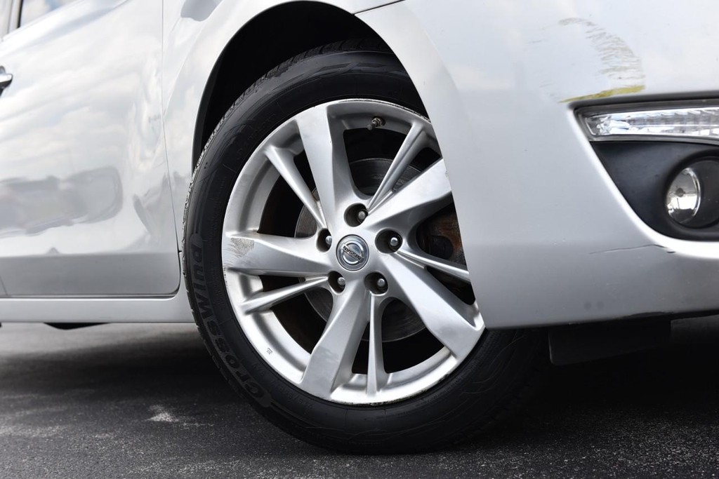 Nissan Altima Vehicle Full-screen Gallery Image 3