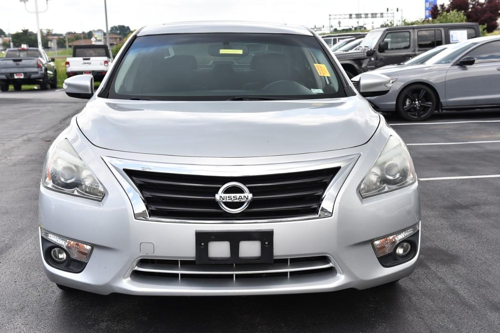 Nissan Altima Vehicle Full-screen Gallery Image 4